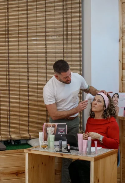 Franc Granados realizand o asesoramiento de belleza