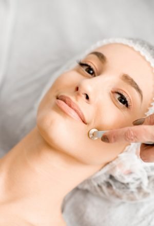 Mujer en camilla recibiendo tratamiento radiofrecuencia